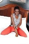 Vrij Ebony tiener met Geweldig kont Jayla Droom strippen op De Bed