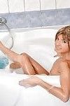skinny europees tiener het nemen van foamy bad en masturberen haar strak kut