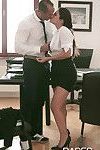 कार्यालय भाड़ में जाओ के साथ एक यूरोपीय काले बाल वाली वेलेंटीना Nappi और उसके बॉस