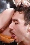 बुत garbed बंधक परपीड़न सेक्स उत्साही यास्मीन स्कॉट चेहरा बैठे पुरुष उप में नाइलन के मोज़े