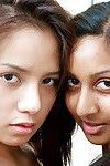 Schattig indiase tieners het hebben van meisje op meisje geslacht voor eerste tijd op camera