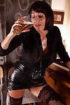 परिपक्व ब्रिटिश महिला जनवरी बर्टन pours एक पिंट के बियर पर बड़े स्तनों