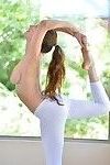 Verrukkelijk Brunette Cutie geniet doen aantal Yoga houdingen in De naakt