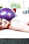 Flexibel hottie Jenna J Ross verspreiding geschoren kut na Korte broek verwijderen