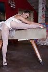 嬉闹 芭蕾舞团 舞蹈演员 得到 裸体的 和 暴露 她的 优雅 曲线