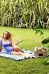Blond Gekleed vrouw knippert naakt upskirt en Strips voor outdoor Cowgirl neuken