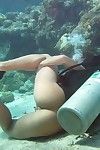 Sprośny Blondynka dziwka Nikky spready jej orgazm cipki podwodny