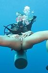 Sprośny Blondynka dziwka Nikky spready jej orgazm cipki podwodny