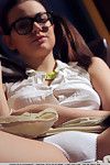 Słodkie Brunetka Одара w okulary & warkocze na jej kolana Pokazując jej gorąca zad