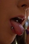 niegrzeczny piercing nastolatek mazzaratie Monika grać z jej sutki