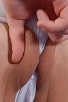 अंधेरे बालों वाली किशोरी नाइके चमक अच्छा स्तन इससे पहले छूत उसके नम चूत