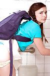 genç Kız Kharlie Taş çekerek aşağı Liseli külot için pee içinde tuvalet