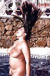 latina plumper Kerry Marie e Il suo Grande pornostar juggs ottenere bagnato in piscina