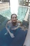 tiener chick Bella Skye verspreiding geschoren Kut onderwater buiten gonzo stijl