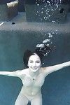teen Küken Bella Skye Verbreitung Rasiert Fotze Unterwasser im freien gonzo Stil