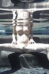 किशोरी लड़की बेला Skye प्रसार मुंडा योनी पानी के नीचे सड़क पर गैर पारंपरिक शैली
