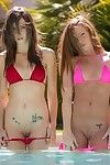 3 lesbische vrouwen schuur bikini ' s in zwemmen zwembad voor eten kut