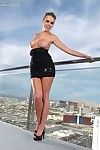 solo modelo Alexis Adams tiras desnudo en En la azotea antes de llegar en Piscina