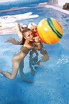 petite Tiener kuikens hebben aantal lesbische leuk gebruik hun speelgoed in De zwembad