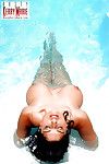 chubby brunette Babe Kerry Marie exposer énorme pornstar Seins dans piscine