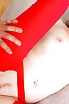 فاتنة في الأحمر اللباس الداخلي خرطوم Kassondra رين هو اصابع الاتهام و مارس الجنس بعد مص