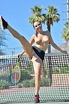 teen tennis Spieler Streifen auf Gericht vor einfügen Schläger Griff in Fotze