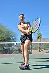 Adolescente tenis jugador tiras en la corte antes de la inserción de raqueta manejar en Coño