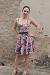 लैटिन देश की बेब पामेला सांचेज चमकती अपस्कर्ट गांड और बालों वाली चूत सड़क पर