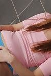 Euro solo Fille Samantha Joon diffusion rasée Chatte et pisser dans salle de bain