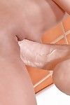 यूरो लड़की जेनी नीलम toying गंजा चूत के साथ विशाल dildo में बाथटब
