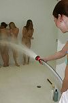 lésbicas orgia com Bela babes Lamber cada outros fora enquanto no Casa de banho