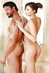 sexy Babe Ariana Marie Strisce uomo nudo e per masturbazione con la mano in doccia