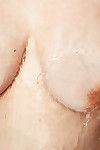 गर्भवती खूबसूरत विशालकाय महिला रौक्सैन मिलर wets और साबुन सूजन स्तन में शॉवर