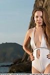 समुद्र तट बेब Arina जी में स्विमसूट प्रसार नग्न करने के लिए शो closeup गंजा चूत