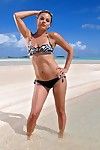 Pequeno titted erótica modelo Renee perez espalha molhado buceta grande aberto no o Praia
