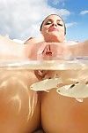 Pequeno titted erótica modelo Renee perez espalha molhado buceta grande aberto no o Praia