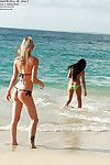 sexy Adolescentes lesbianas besos y hacer fuera en el Playa