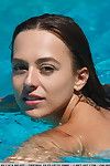 美丽的 青少年 多米妮卡 一个 在 泳衣 表示 她的 湿 猫 通过 的 游泳池