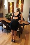 Wunderschöne blonde Babe auf Hohe heels auszusetzen Ihr Big Titten und pussy