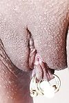 kinky Europeu mulher senhora Sarah posando no nippleless Sutiã e algemas