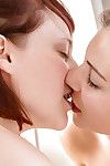 Amatoriale ragazze Amelia B e Bobbie soddisfare fiche dopo baci e i preliminari