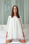 젊 매력적인 모델 chanice 미끄러지기 륙 흰색 잠옷 하기 즈 에 이 누드