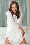 젊 매력적인 모델 chanice 미끄러지기 륙 흰색 잠옷 하기 즈 에 이 누드