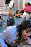 Wellustige milfs in nylon kousen zijn in Hardcore Cfnm zwembad partij