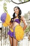 latina cheerleader Sadie Santana mi un scorcio di Il suo figa in cortile