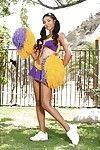 latina Cheerleader Sadie Santana Geven een blik van haar kut in achtertuin