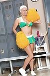 sexy rondborstige tiener Blond Layla Prijs neemt uit haar Cheerleader unifrom
