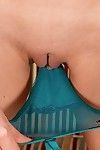 स्कर्ट कपड़े के साथ सामन्था एलेक्जेंड्रा प्रसार चूत होंठ & अच्छा गांड के लिए closeup