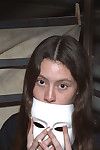 amateur latina verwijdert masker voor verspreiding bijgesneden eerste timer kut