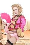 blonde Babe Nesty posant solo dans vintage lingerie et nylons